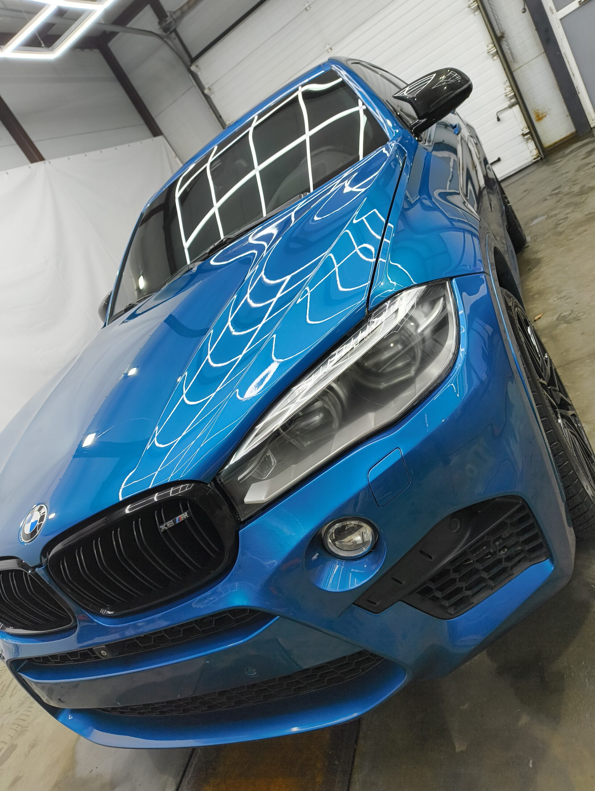 Синия BMW